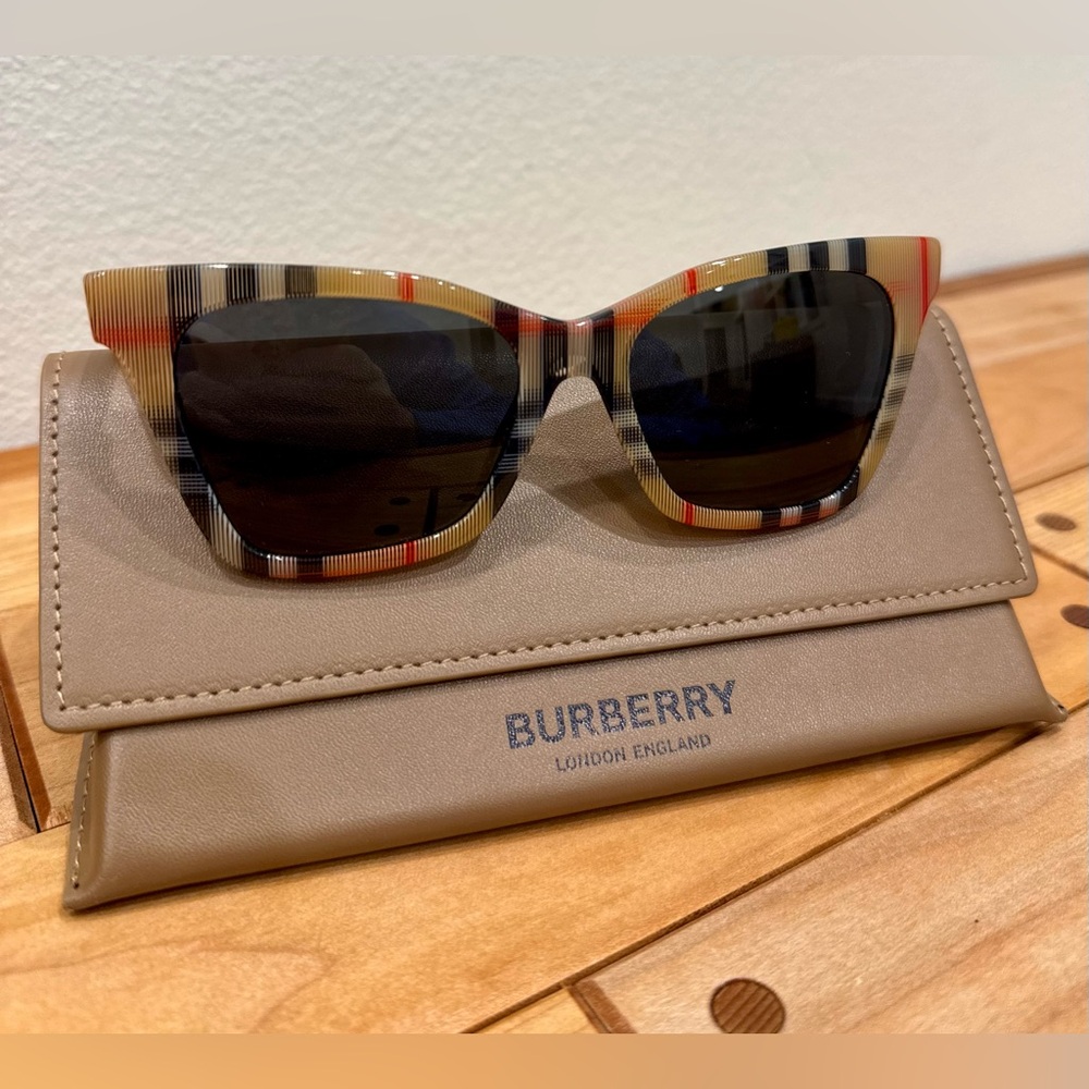 Burberry Elsa Sunglasses - NEW - Picture 3 of 5